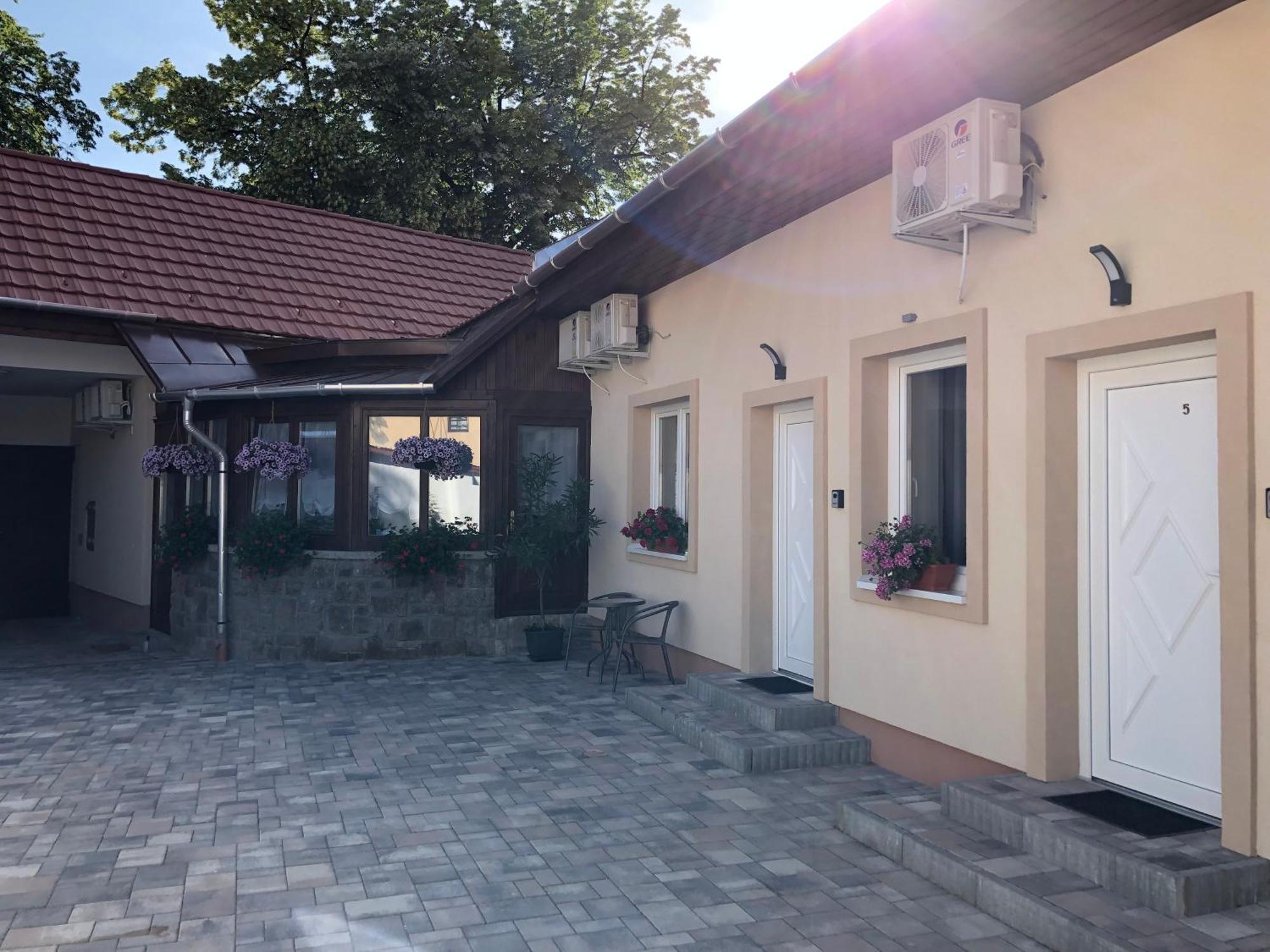 Illa Apartments Егер Екстериор снимка